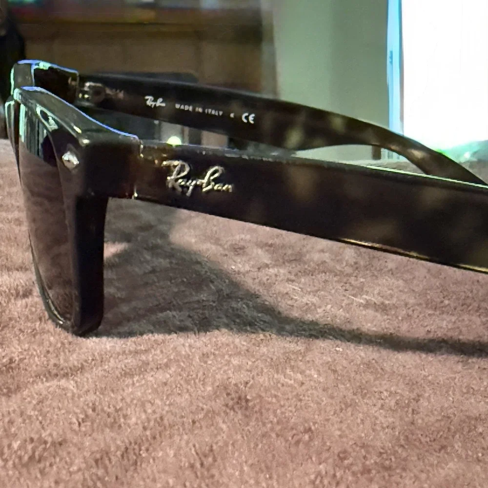 Ray-Ban New Wayfarer Tortoise Green RB2132 Previously Owned Sunglasses